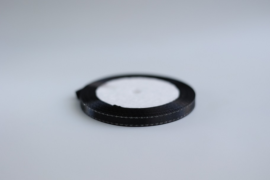 Лента атласная с серебряным люрексом черная, 6 мм (20м)