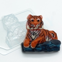 Пластиковая форма Тигр лежит на камнях